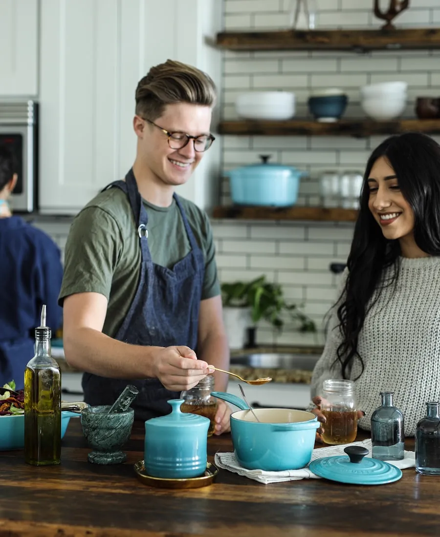 Zwei Personen kochen gemeinsam in einer hellen Küche
